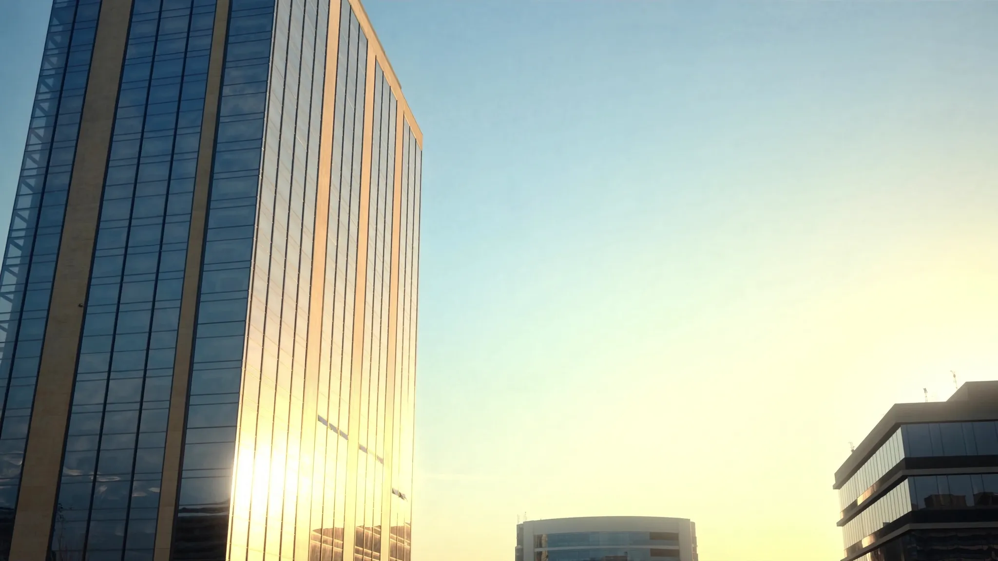 Torre corporativa al amanecer